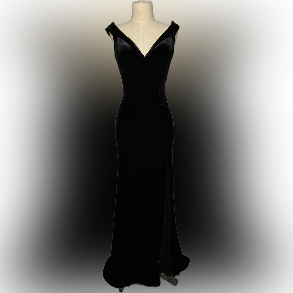 Chicas Velvet Black Gown